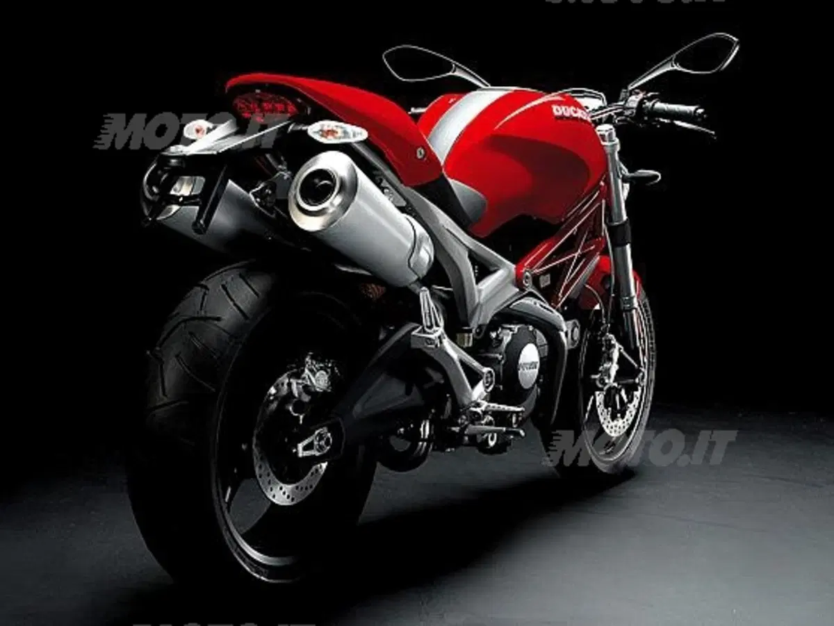 Tolti i veli al nuovo Monster. 696 la sigla, 80 cv per 163 kg i suoi numeri. Anteprima anche per 109 (5)