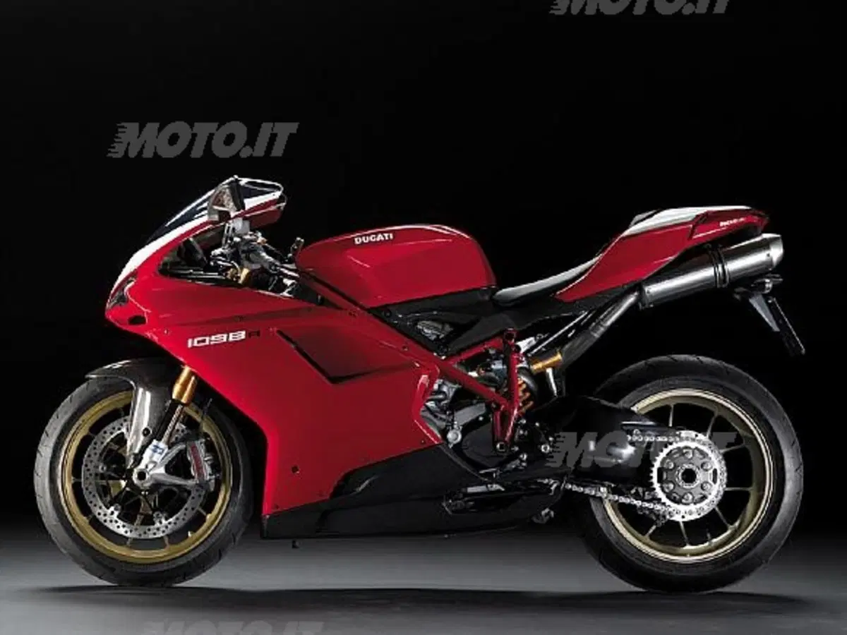 Tolti i veli al nuovo Monster. 696 la sigla, 80 cv per 163 kg i suoi numeri. Anteprima anche per 109 (7)