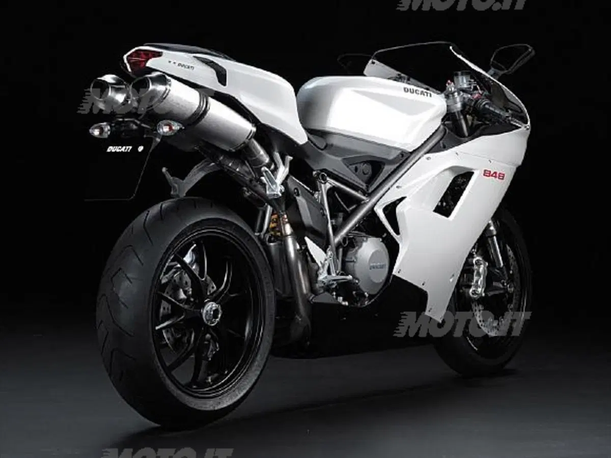 Tolti i veli al nuovo Monster. 696 la sigla, 80 cv per 163 kg i suoi numeri. Anteprima anche per 109 (9)