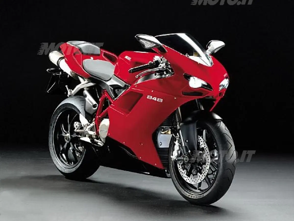 Tolti i veli al nuovo Monster. 696 la sigla, 80 cv per 163 kg i suoi numeri. Anteprima anche per 109 (10)
