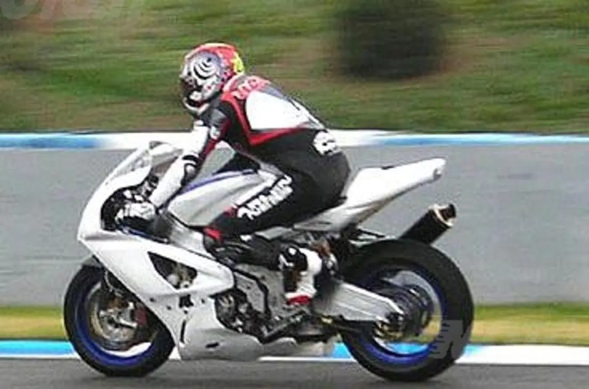 A Jerez Alex Hoffman collauda la nuova  RSV4, futura Superbike di Noale