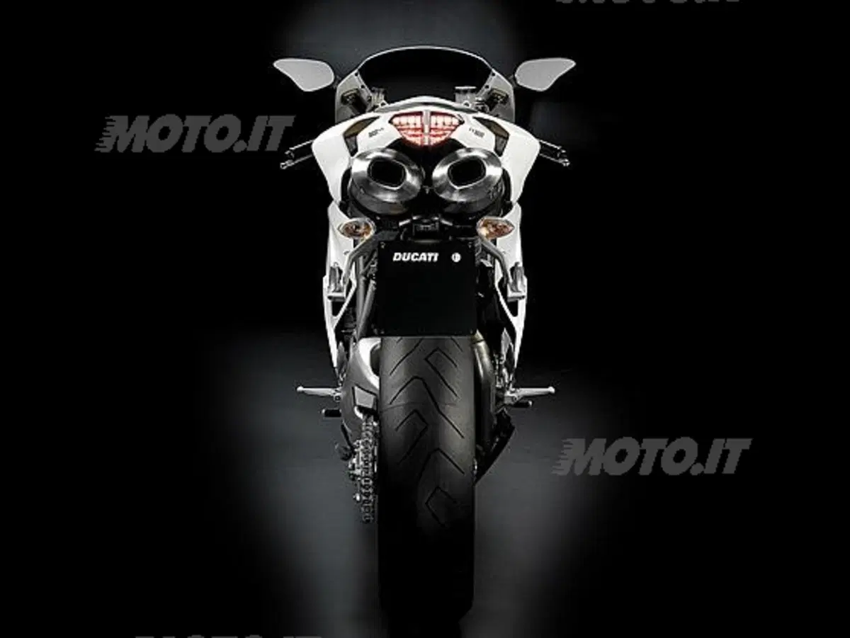 848, prestazioni da Superbike (5)