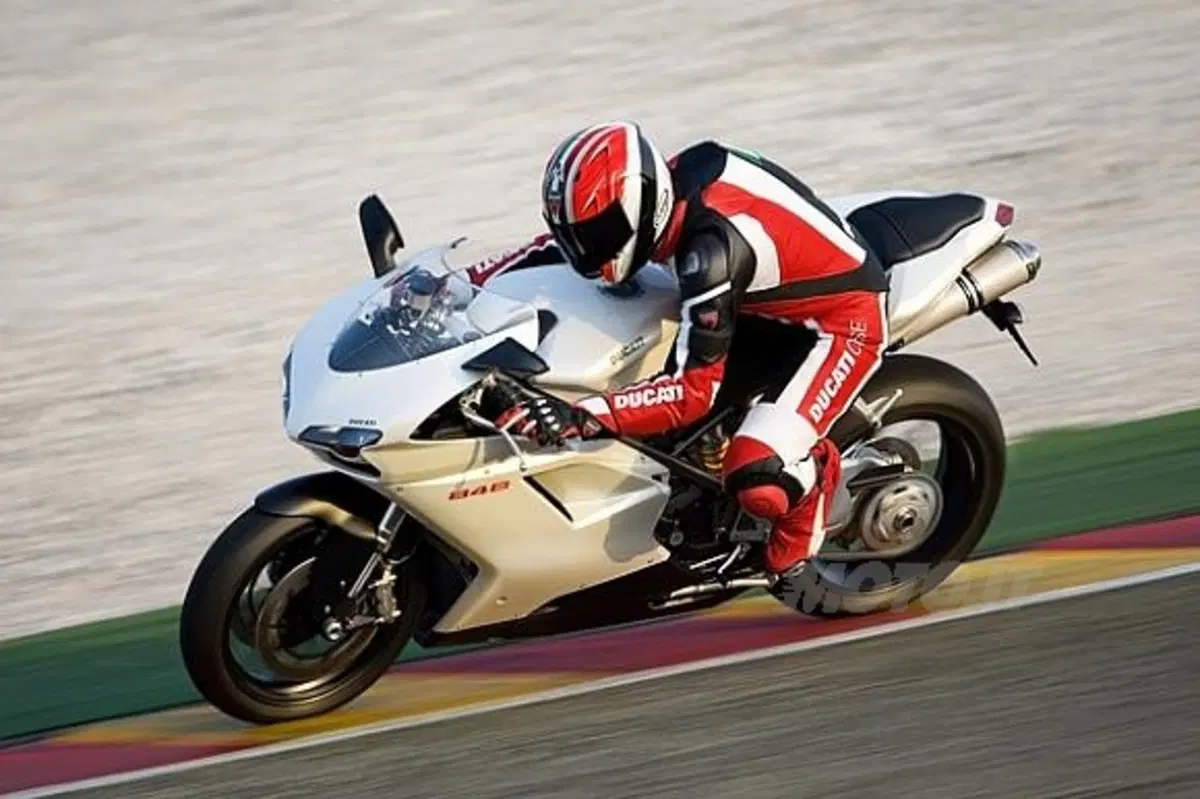 848, prestazioni da Superbike (7)