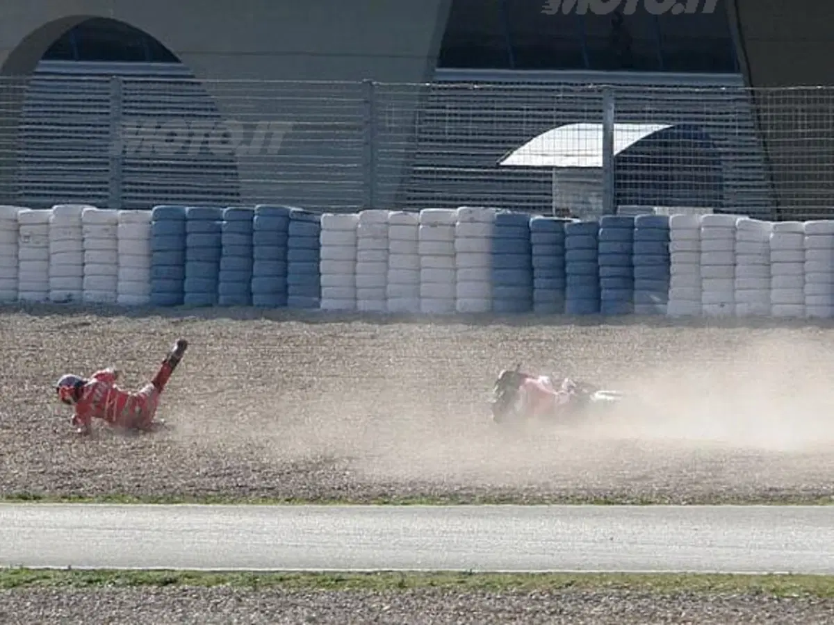 Test pre-mondiale di Jerez. Casey Stoner cade e si infortuna al legamento della spalla