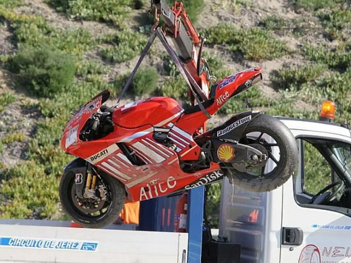 Test pre-mondiale di Jerez. Casey Stoner cade e si infortuna al legamento della spalla (2)