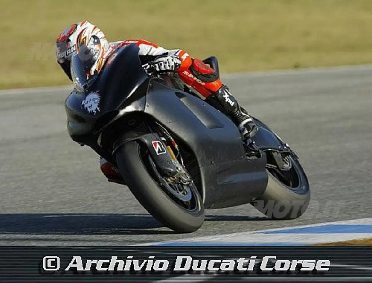 Test pre-mondiale di Jerez. Casey Stoner cade e si infortuna al legamento della spalla (4)
