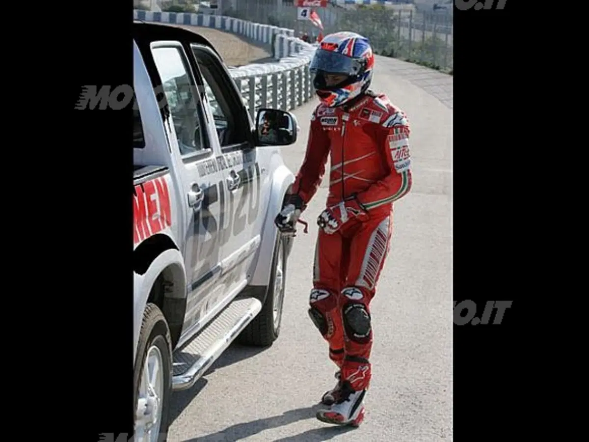 Test pre-mondiale di Jerez. Casey Stoner cade e si infortuna al legamento della spalla (6)