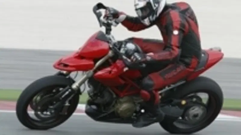 L'Hypermotard destinata alla pista