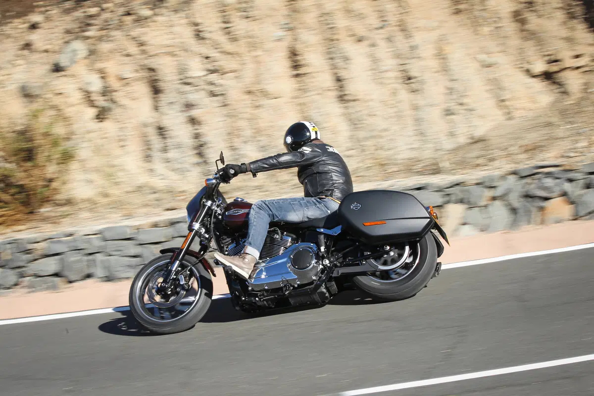 Harley-Davidson Sport Glide Test. Che moto, ragazzi! Ecco la cruiser sportiva...