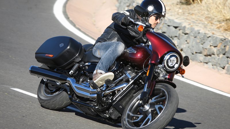Harley-Davidson Sport Glide. La cruiser pi&ugrave; sportiva