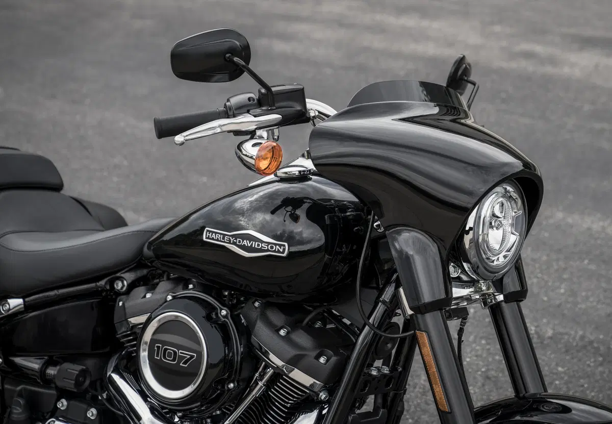 Harley-Davidson Sport Glide Test. Che moto, ragazzi! Ecco la cruiser sportiva...