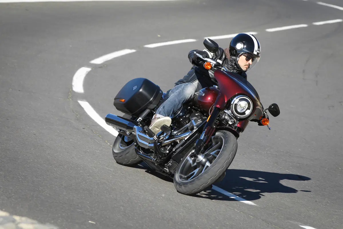 Harley-Davidson Sport Glide Test. Che moto, ragazzi! Ecco la cruiser sportiva...
