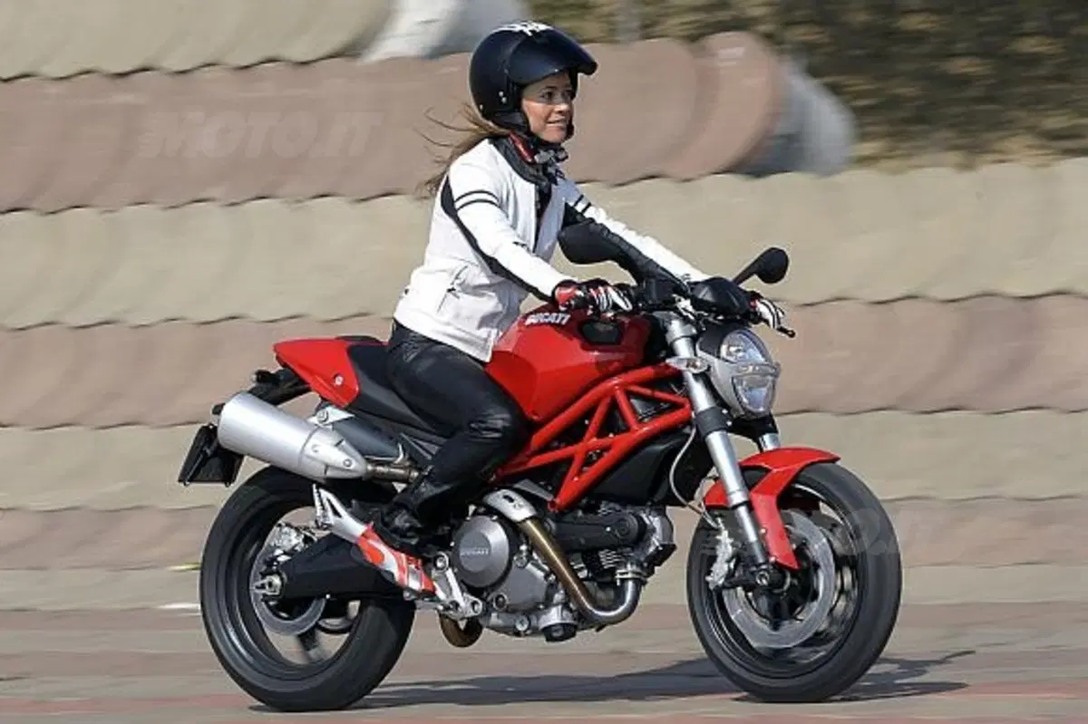 Asha vive a Barcellona, ma adora - e guida - moto italiane (2)