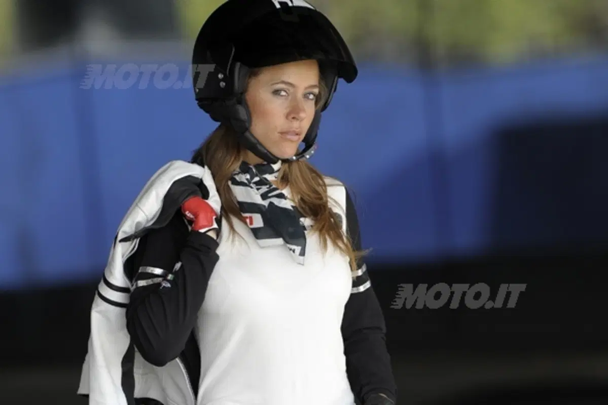 Asha vive a Barcellona, ma adora - e guida - moto italiane (6)