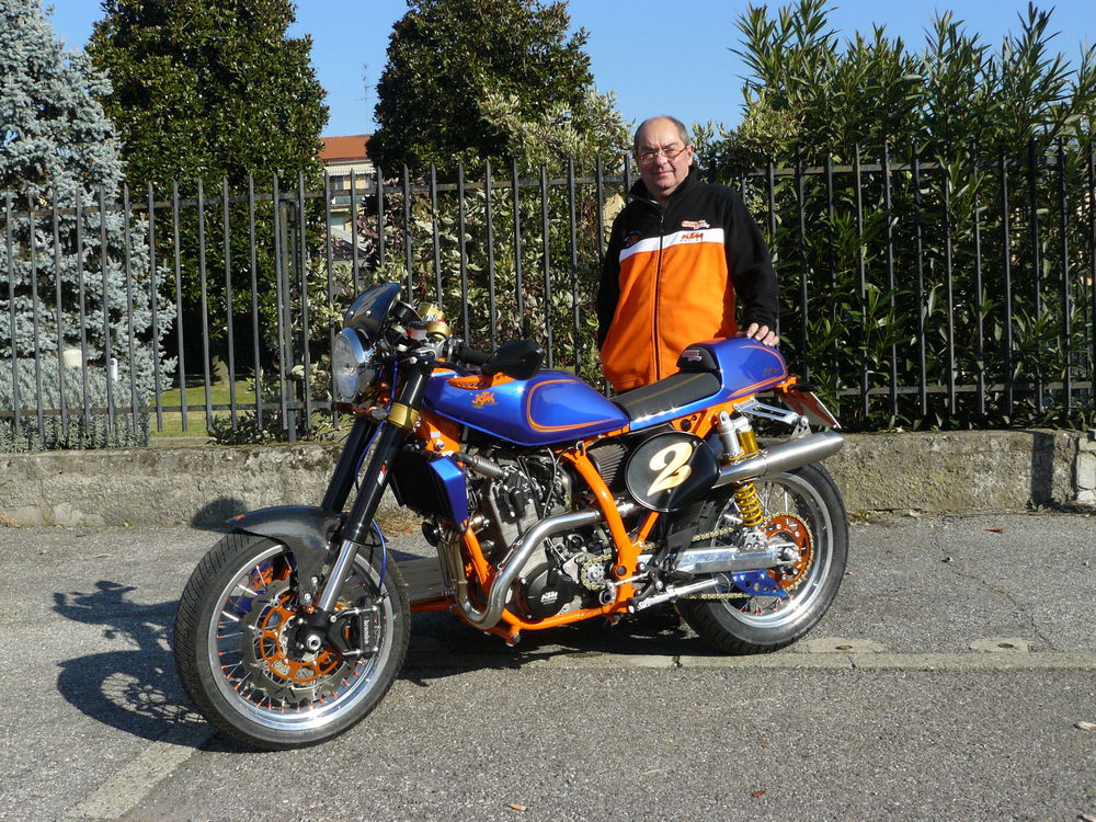 Claudio Giglioli giustamente fiero della sua creatura, realizzata con grande passione e con tanto impegno. A vederla sembrerebbe una moto sciolta…