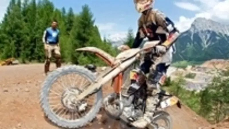 Il pilota ufficiale Ktm Taddy Blazusiak conquista l'Hare Scramble davanti a Lettenbichler su Bmw. Pe