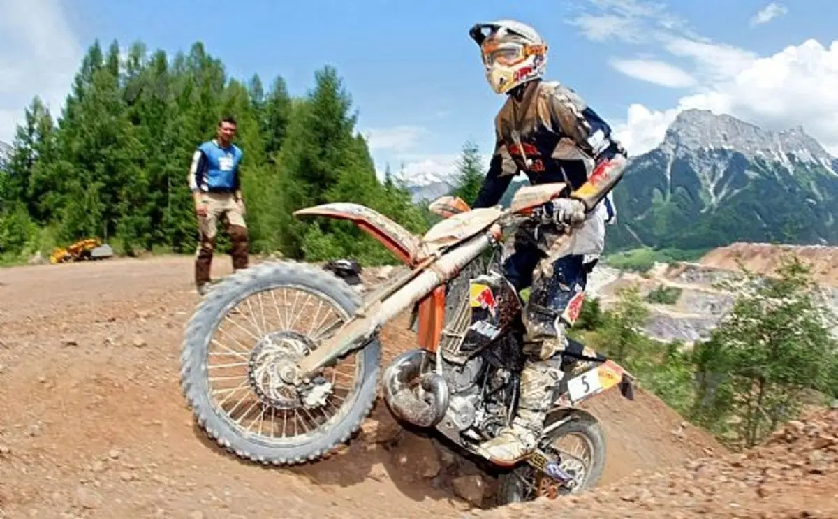 Il pilota ufficiale Ktm Taddy Blazusiak conquista l'Hare Scramble davanti a Lettenbichler su Bmw. Pe