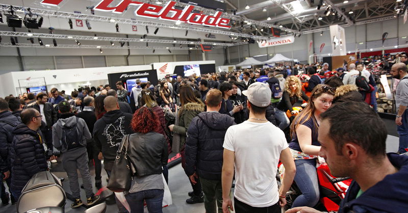 A Roma Motodays due anteprime: uno scooter Honda e una special Suzuki 