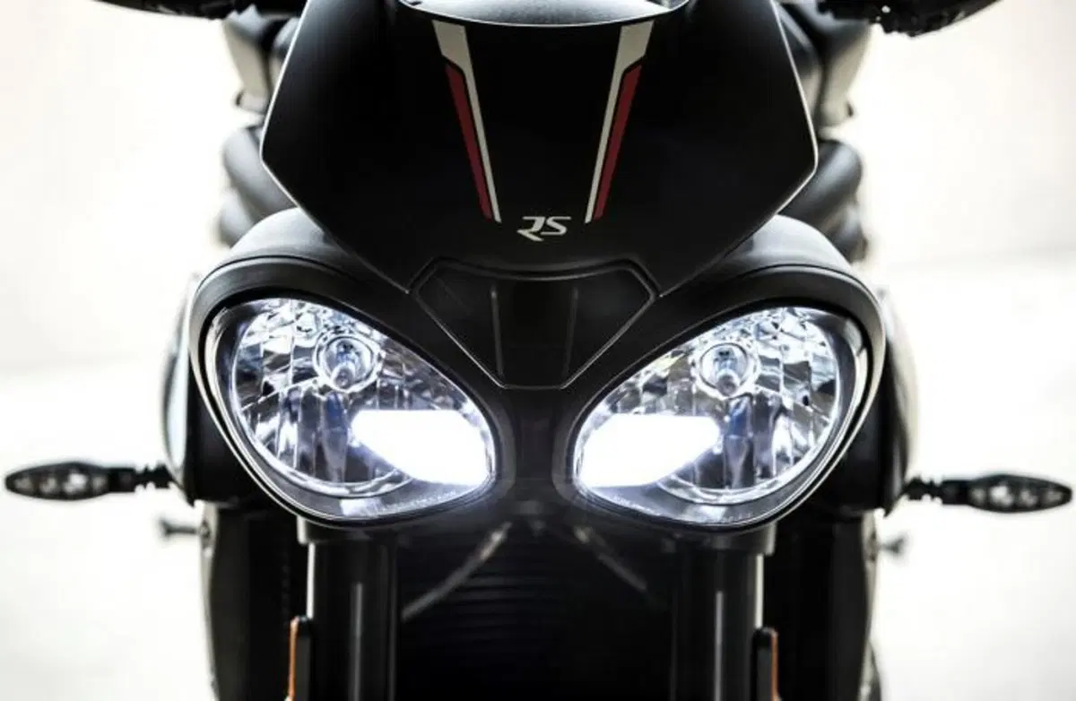 Le nuove Triumph Speed Triple R e RS 2018 (5)