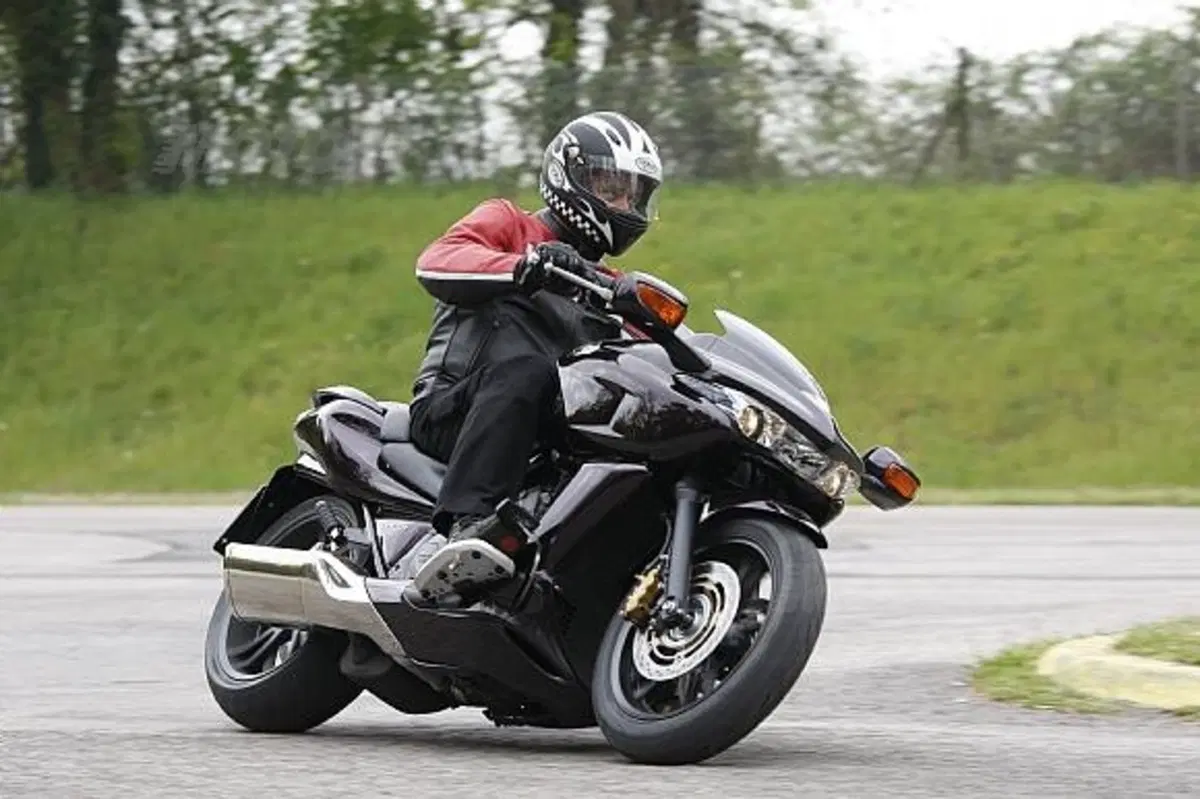 Il settimanale economico presenta ai lettori la prova di Honda DN-01 realizzata da Moto.it (2)