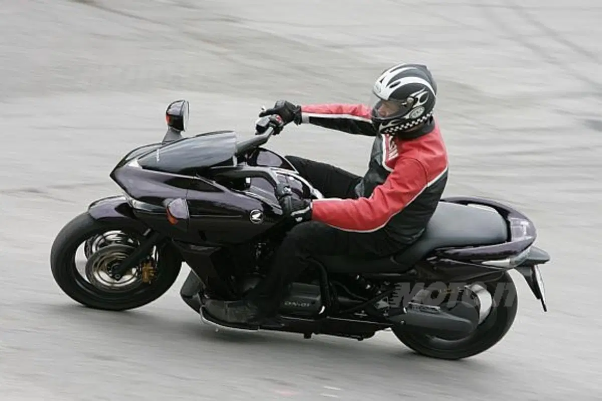 Il settimanale economico presenta ai lettori la prova di Honda DN-01 realizzata da Moto.it (3)