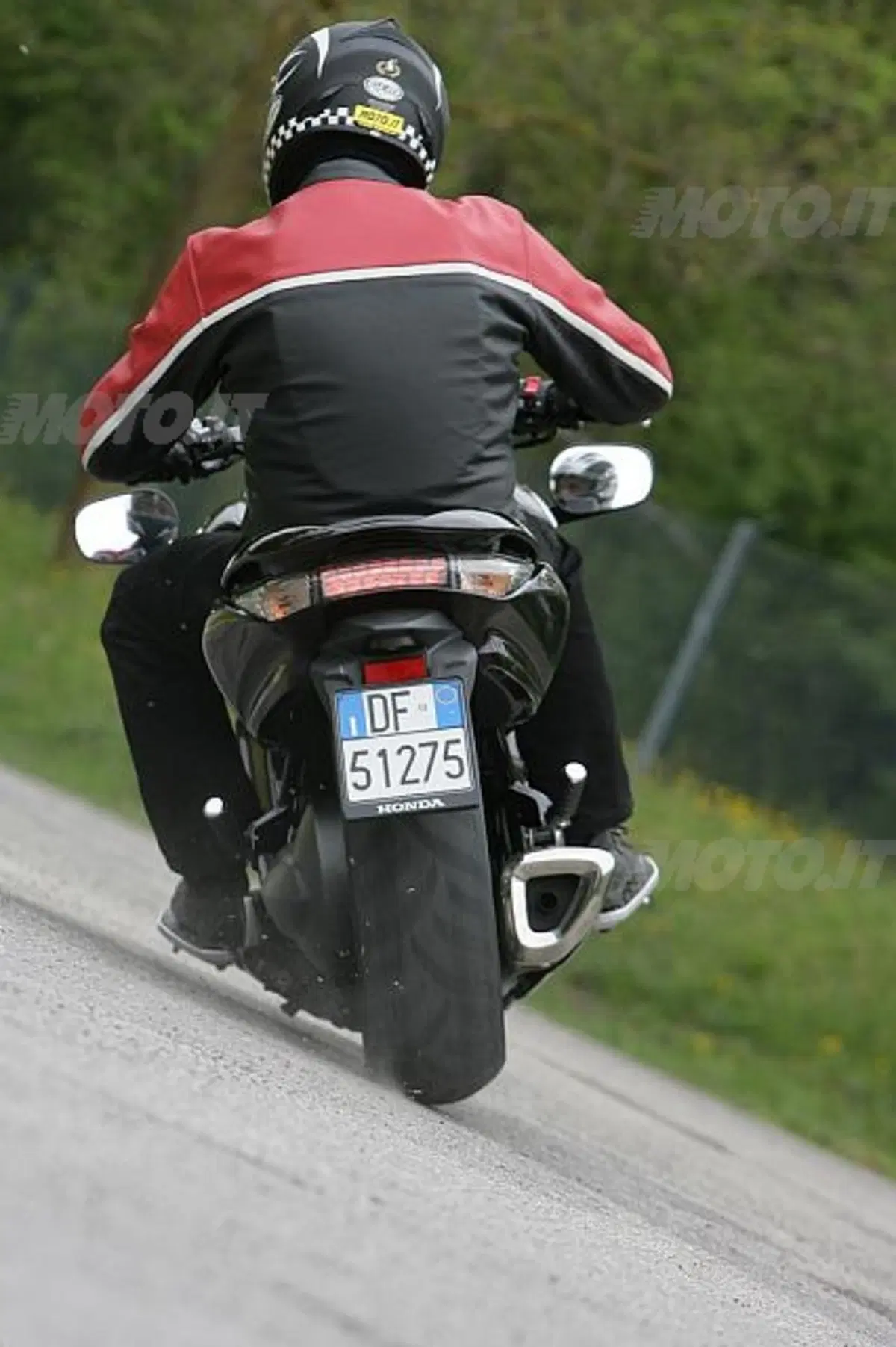 Il settimanale economico presenta ai lettori la prova di Honda DN-01 realizzata da Moto.it (4)