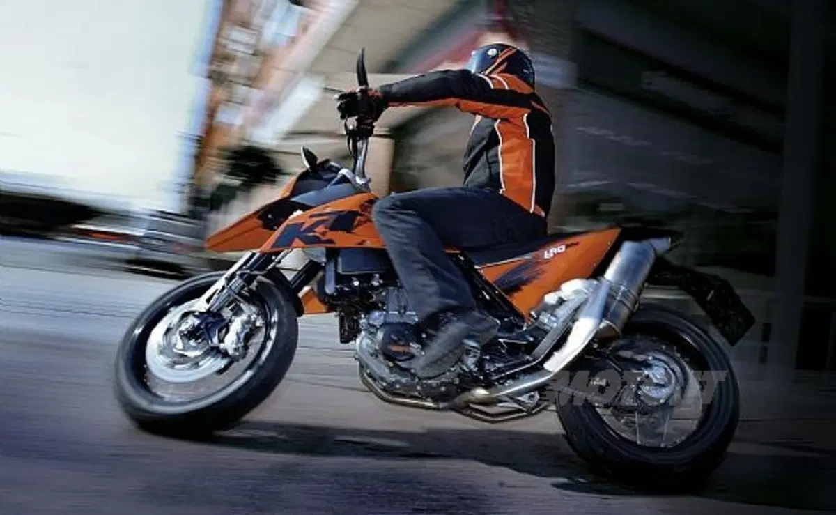 Fino al 31 ottobre KTM offre 690 SM/SM R con immatricolazione e tagliandi fino a 5.000 km inclusi