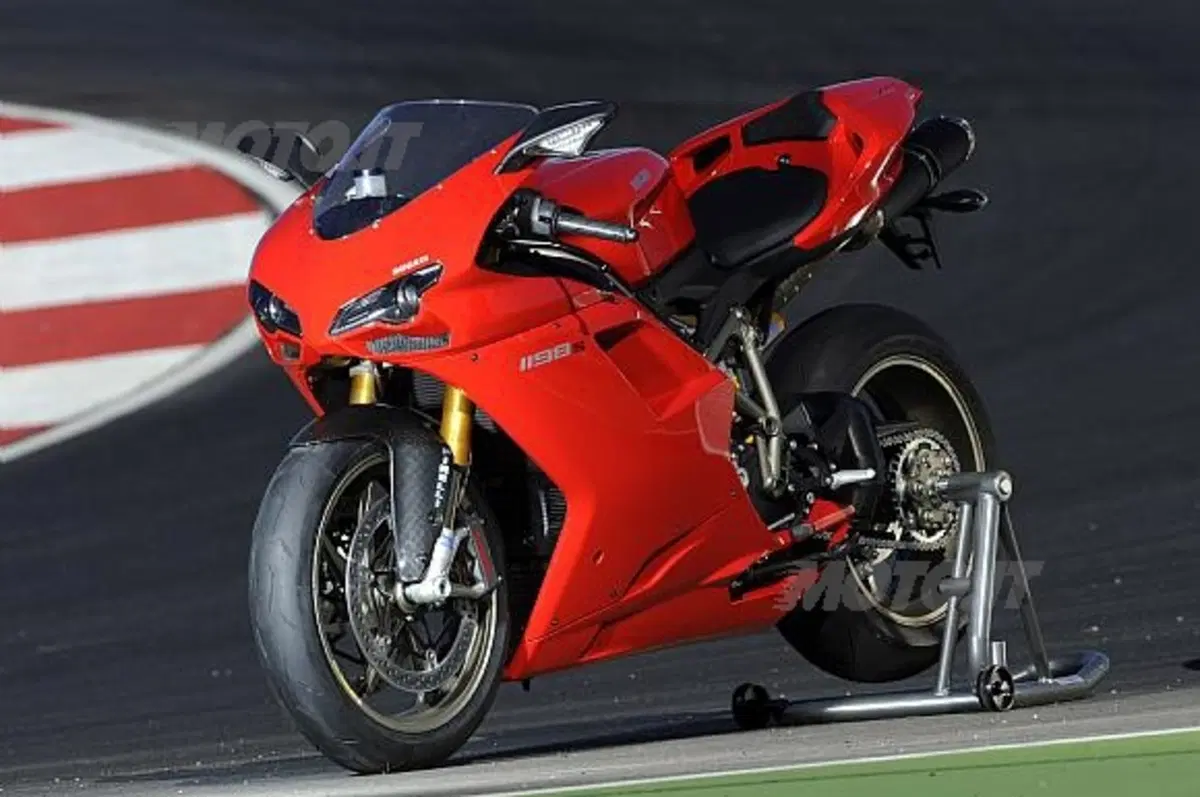 Il settimanale economico presenta ai lettori la prova di Ducati 1198S realizzata da Moto.it (2)