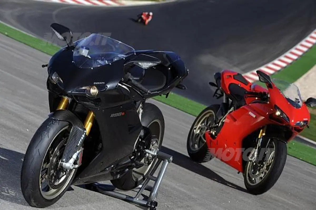 Il settimanale economico presenta ai lettori la prova di Ducati 1198S realizzata da Moto.it (3)