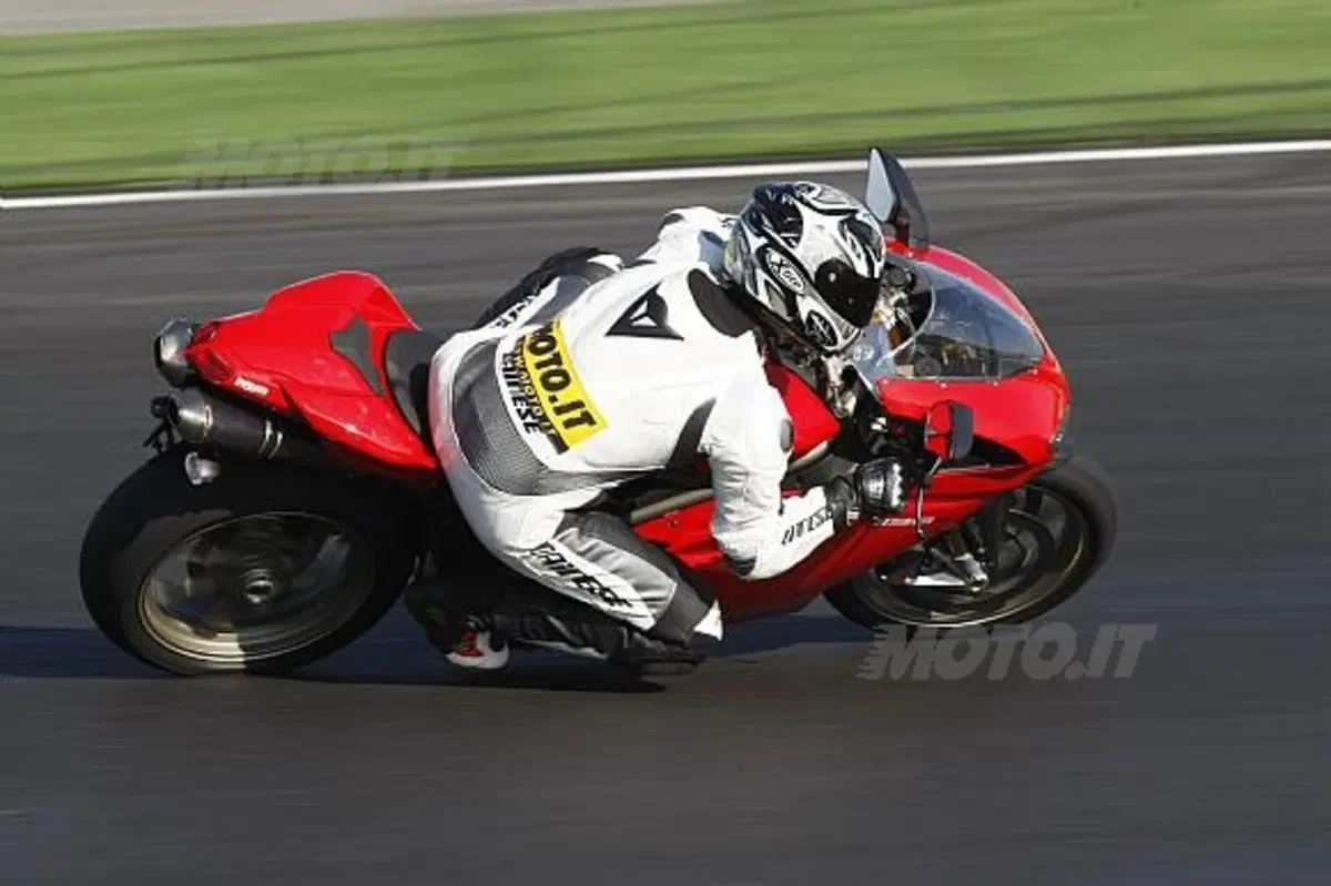 Il settimanale economico presenta ai lettori la prova di Ducati 1198S realizzata da Moto.it (4)