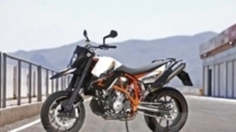 Un'altra gustosa anteprima 2009 da KTM. All'EICMA vedremo 990 Supermoto R