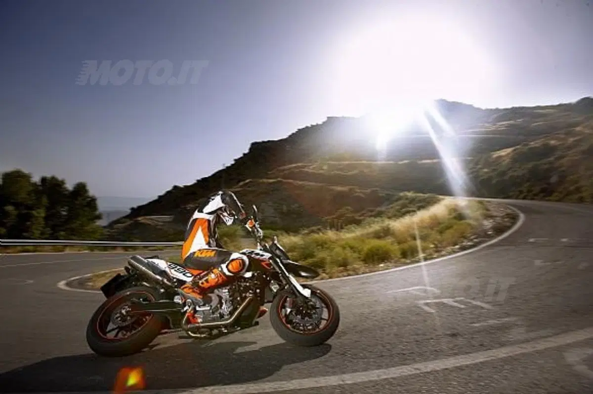Un'altra gustosa anteprima 2009 da KTM. All'EICMA vedremo 990 Supermoto R (2)