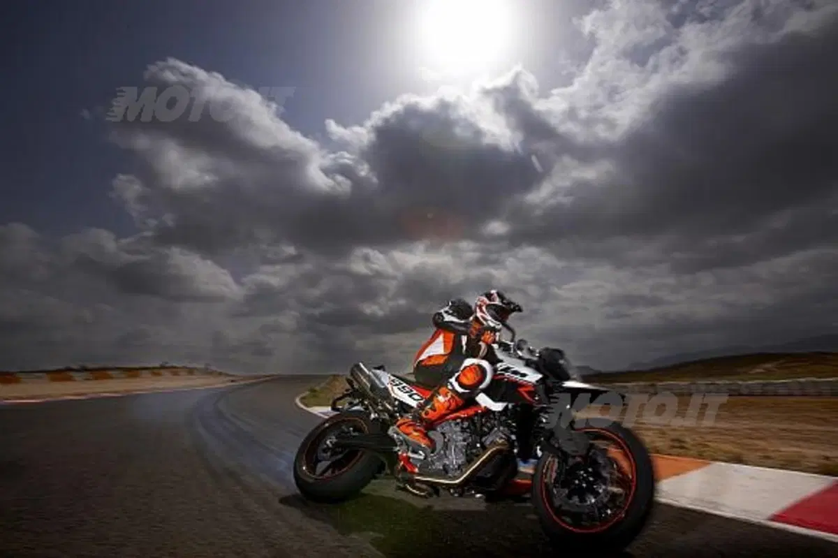 Un'altra gustosa anteprima 2009 da KTM. All'EICMA vedremo 990 Supermoto R (3)