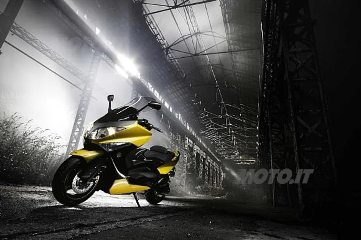 TMAX 500 riprone il giallo deciso con cui esordì nel 2000