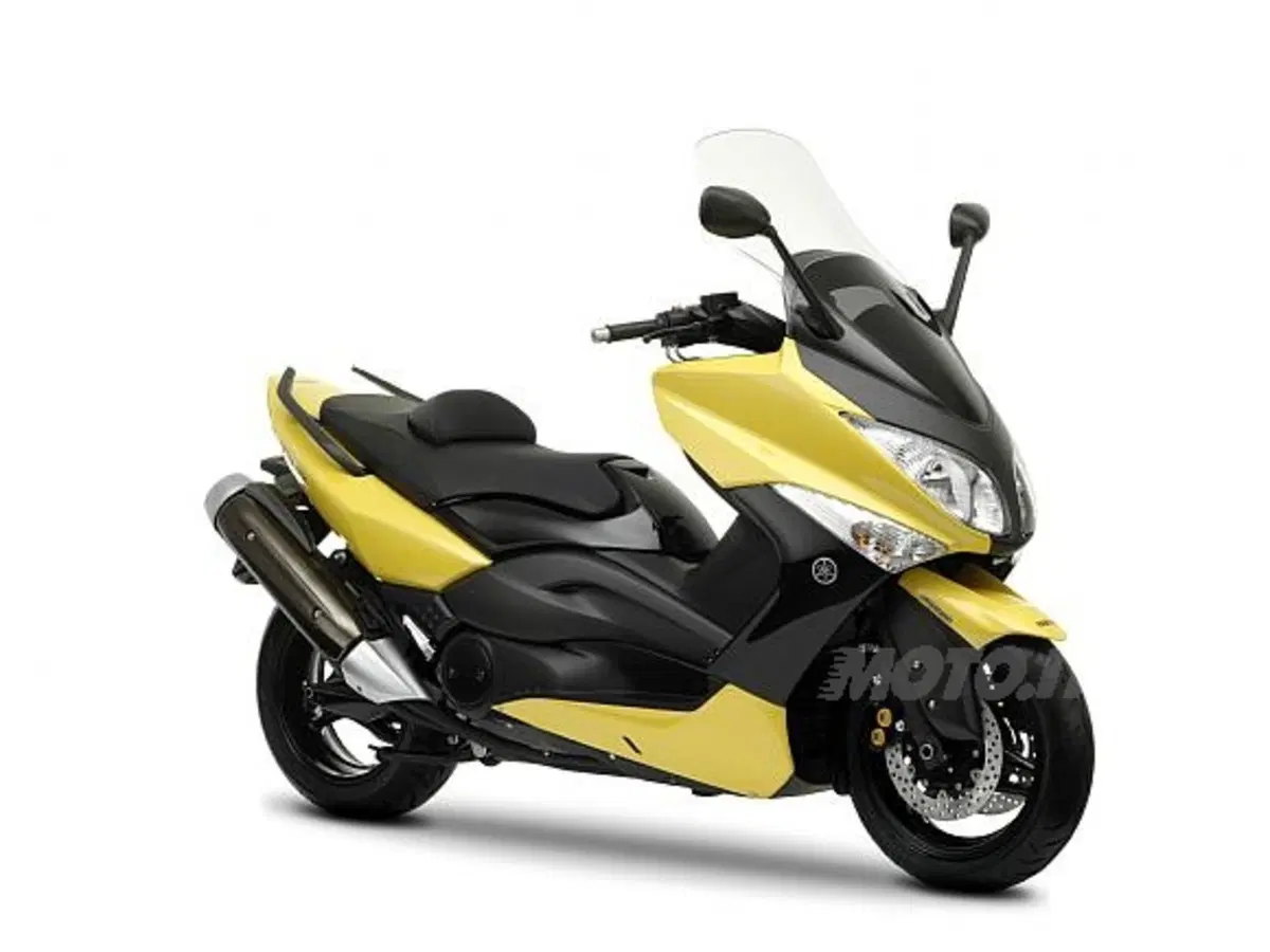 TMAX 500 riprone il giallo deciso con cui esordì nel 2000 (2)