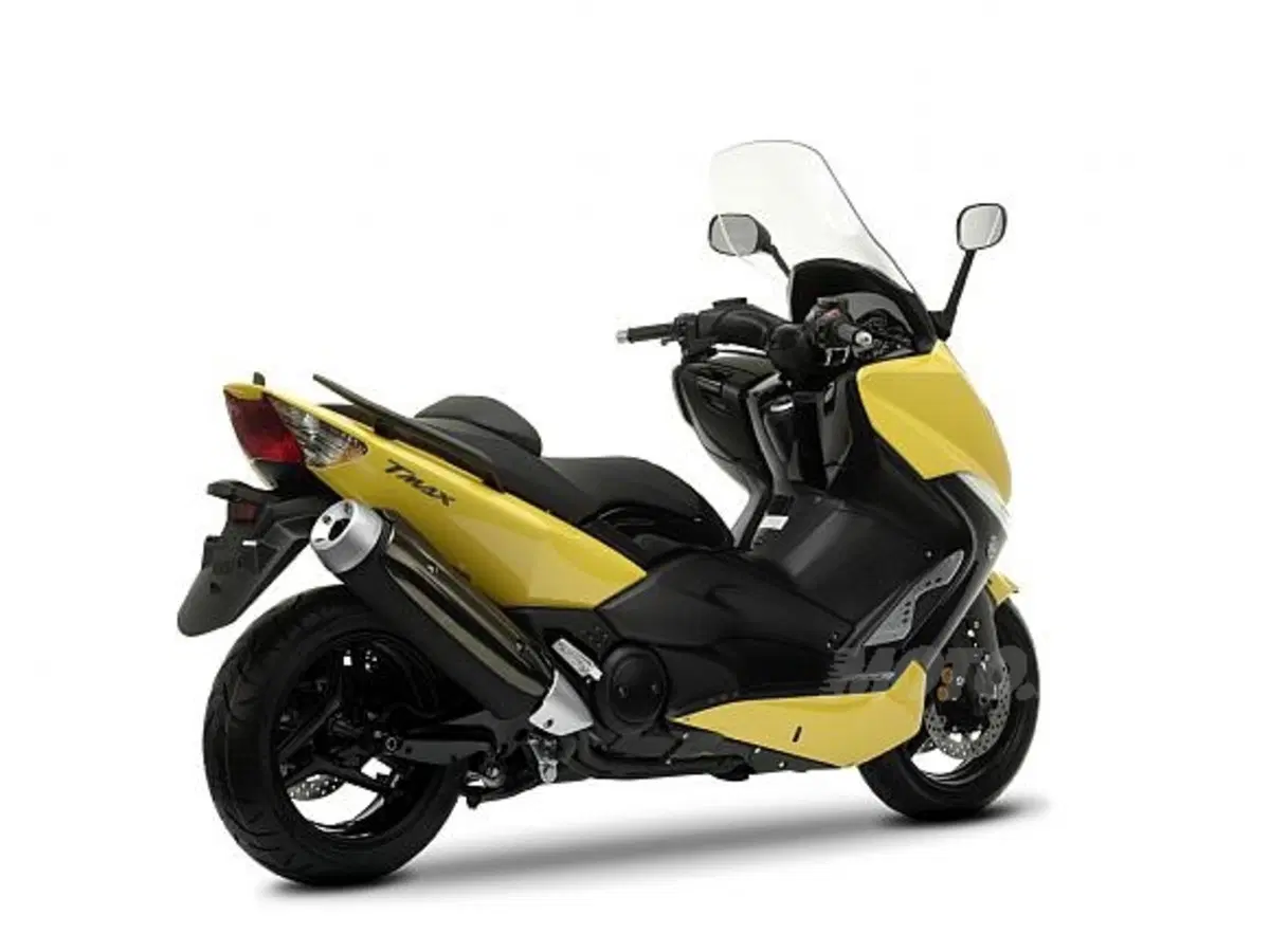 TMAX 500 riprone il giallo deciso con cui esordì nel 2000 (3)