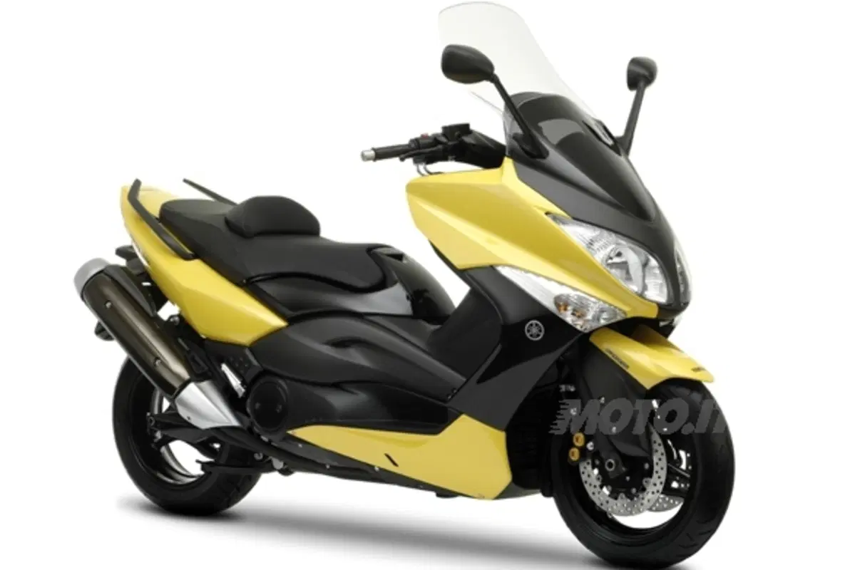 TMAX 500 riprone il giallo deciso con cui esordì nel 2000 (4)