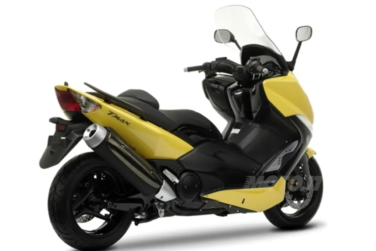 TMAX 500 riprone il giallo deciso con cui esordì nel 2000 (5)