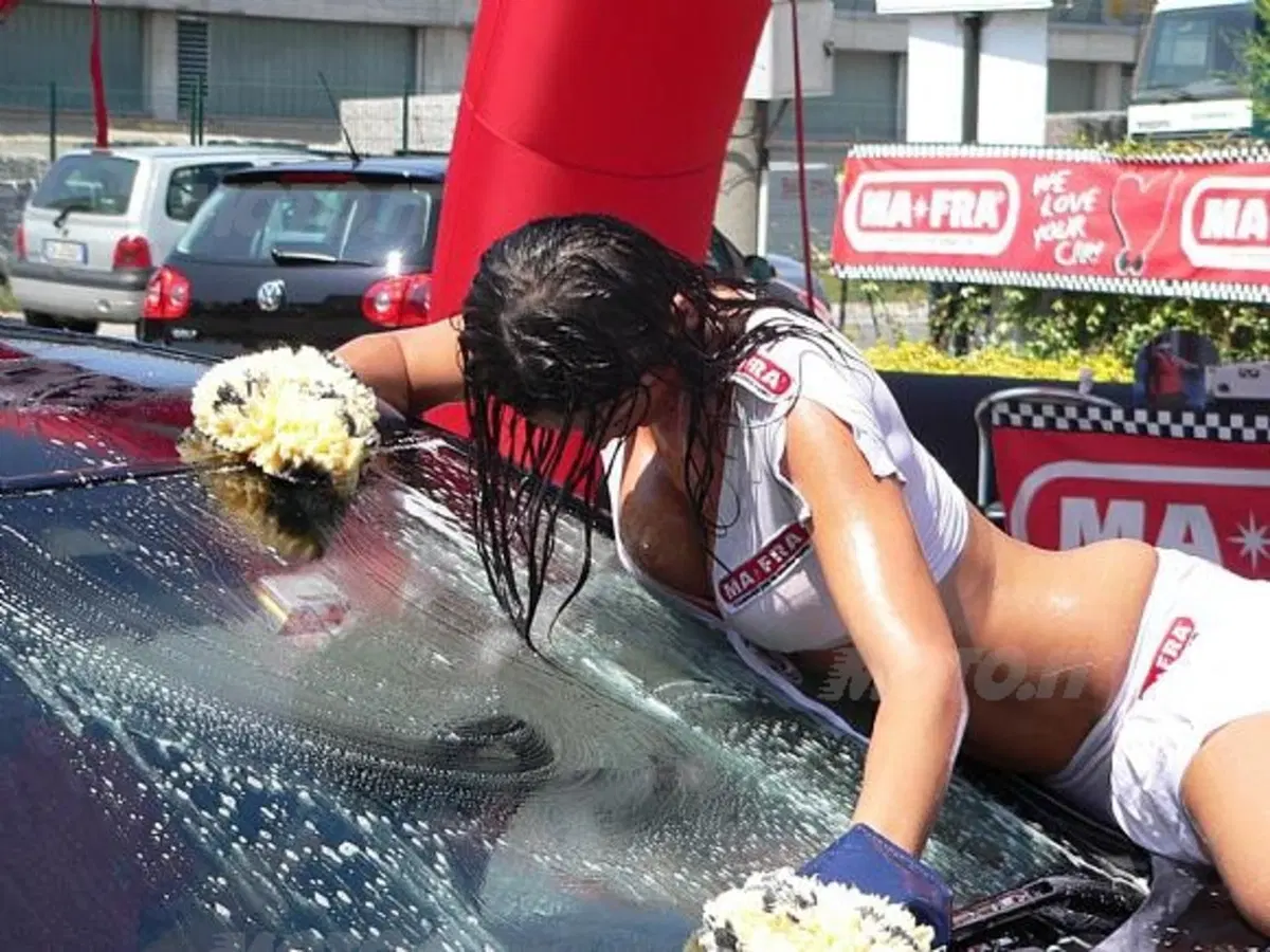 Car Wash. Istruzioni per il lavaggio: usare acqua tiepida, insaponare bene e risciacquare (2)