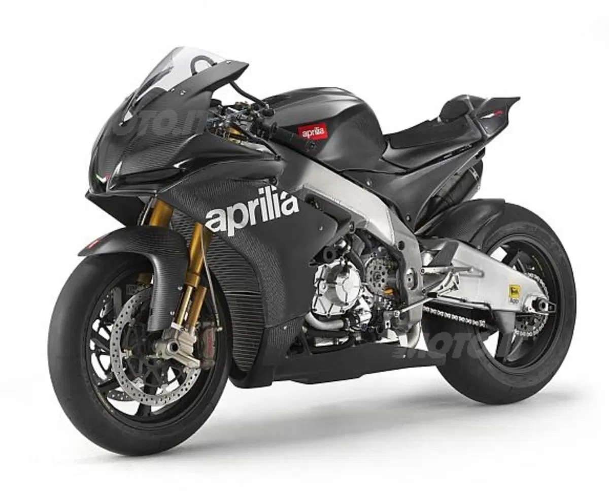 La casa di Noale presenta la nuova arma per il Mondiale SBK 2009, RSV4 (2)