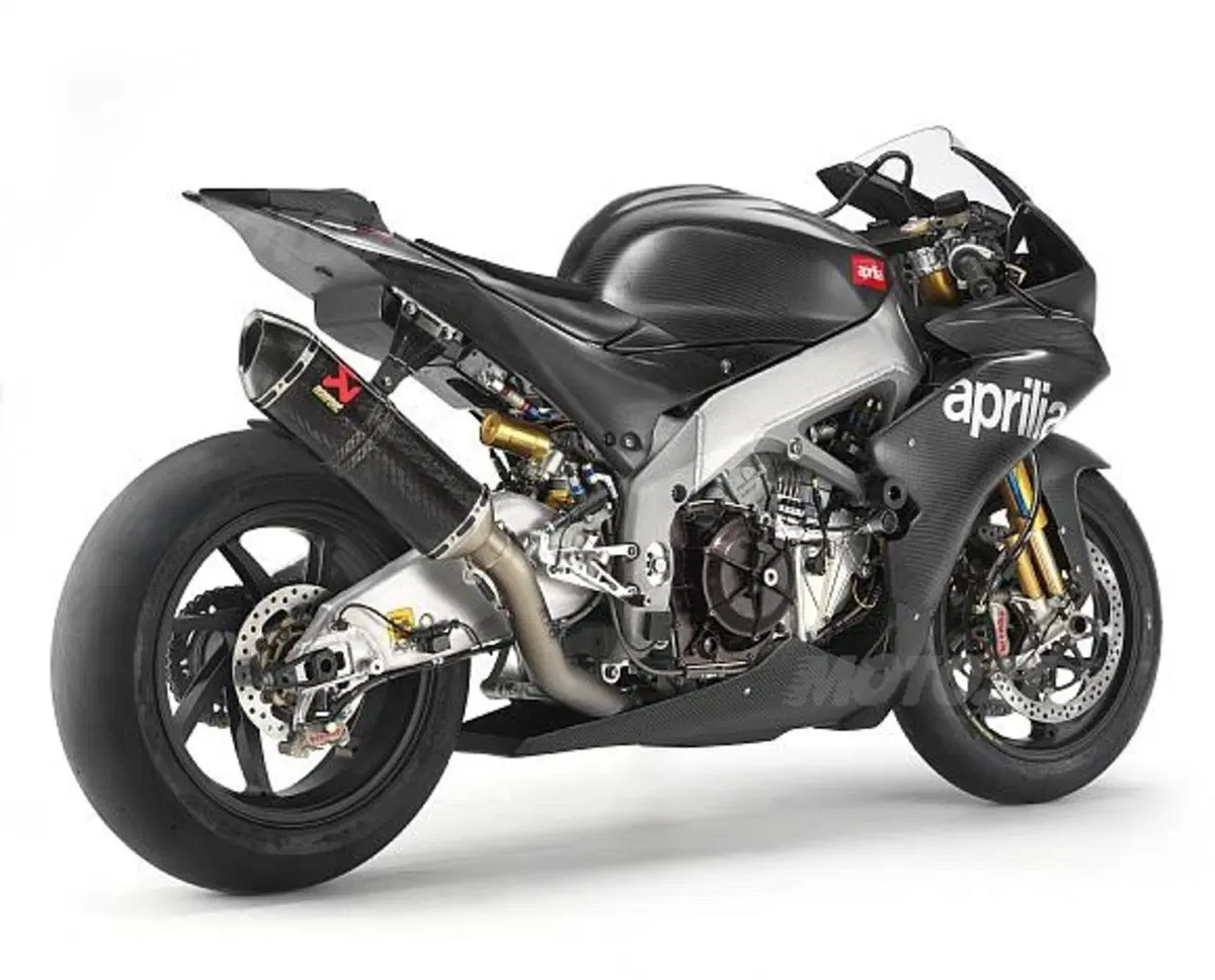 La casa di Noale presenta la nuova arma per il Mondiale SBK 2009, RSV4 (3)