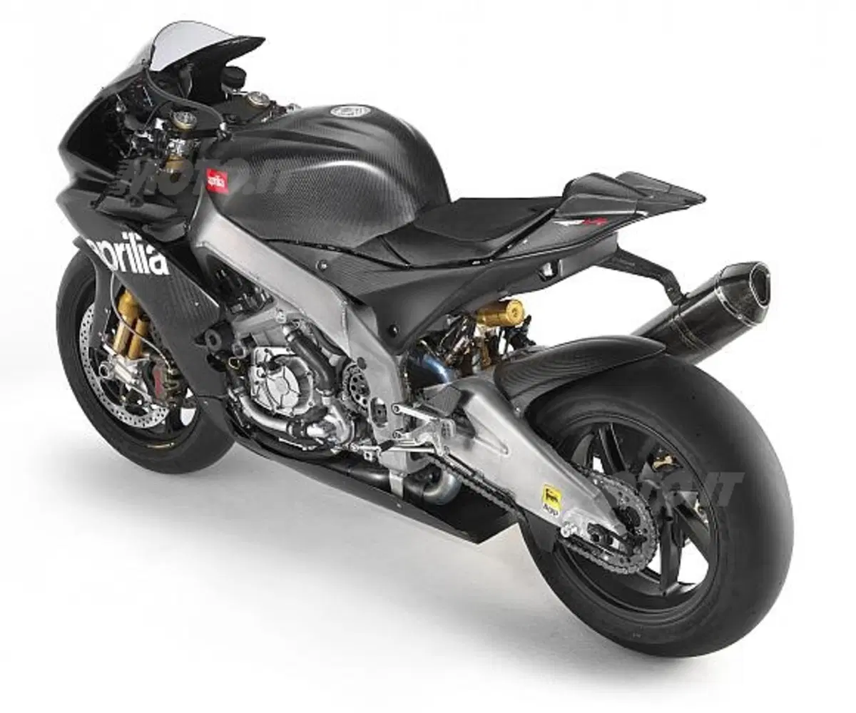 La casa di Noale presenta la nuova arma per il Mondiale SBK 2009, RSV4 (4)