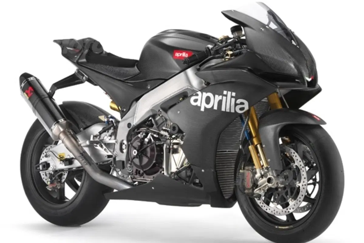 La casa di Noale presenta la nuova arma per il Mondiale SBK 2009, RSV4 (10)