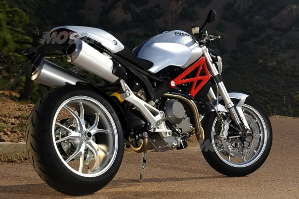 Debutta il Monster 1100 (10)