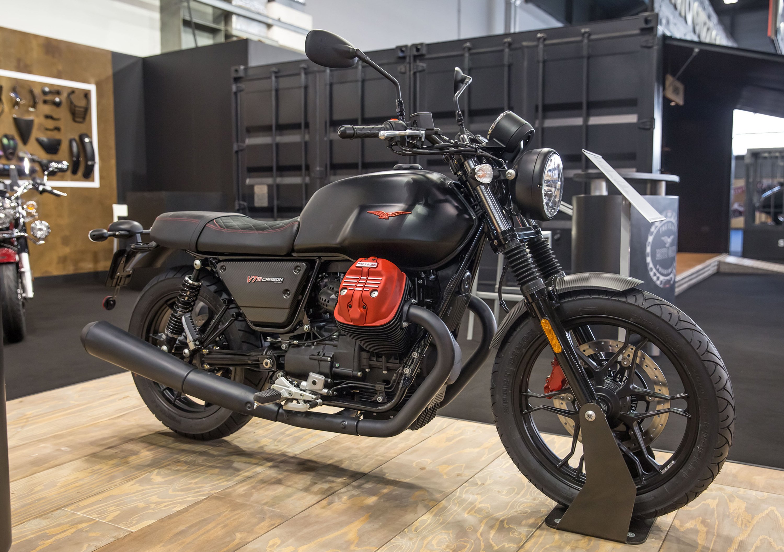 Moto Guzzi V7 III Carbon &egrave; ora disponibile presso i concessionari