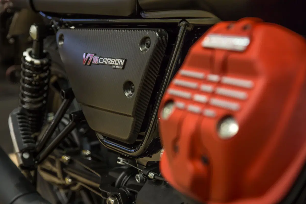 Moto Guzzi V7 III Carbon è ora disponibile presso i concessionari
