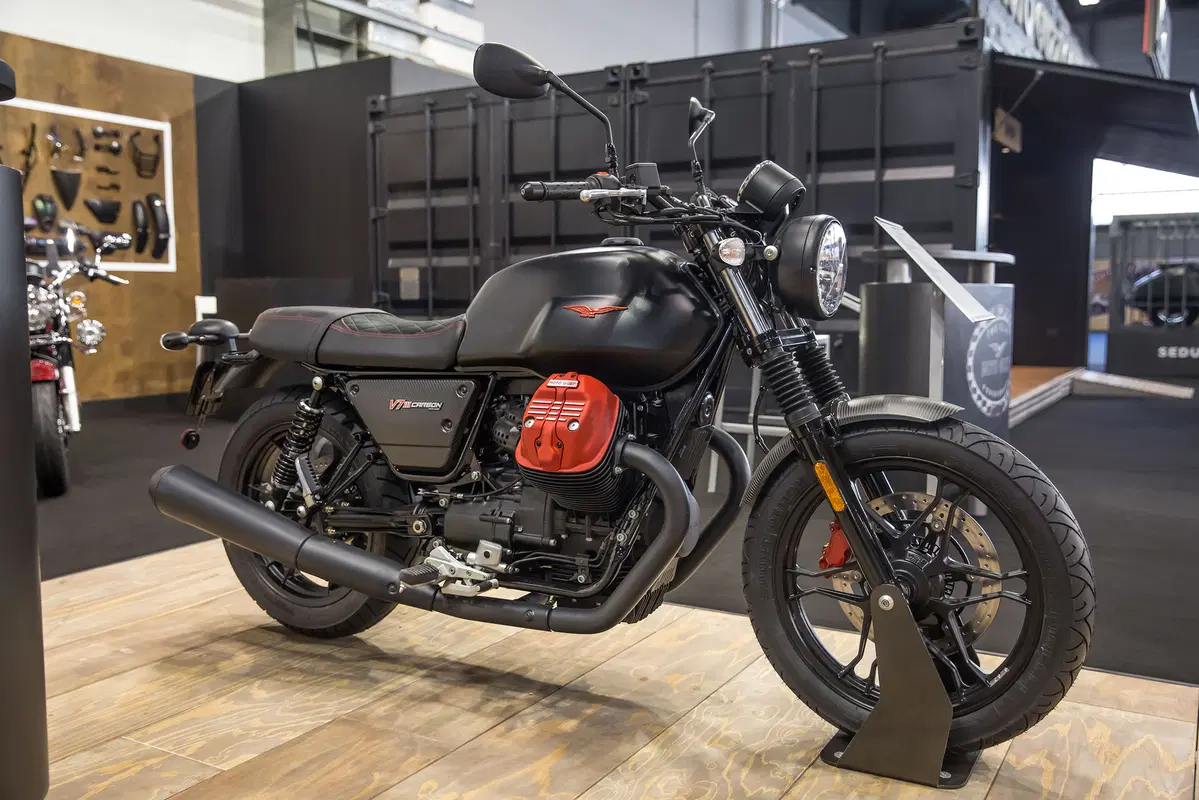 Moto Guzzi V7 III Carbon è ora disponibile presso i concessionari (3)