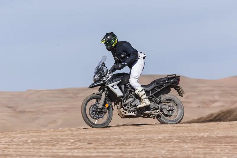  Il motore a tre cilindri di 800cc ha il cambio dalla prima accorciata e l'impianto di scarico pi&ugrave; leggero e con un sound pi&ugrave; coinvolgente,