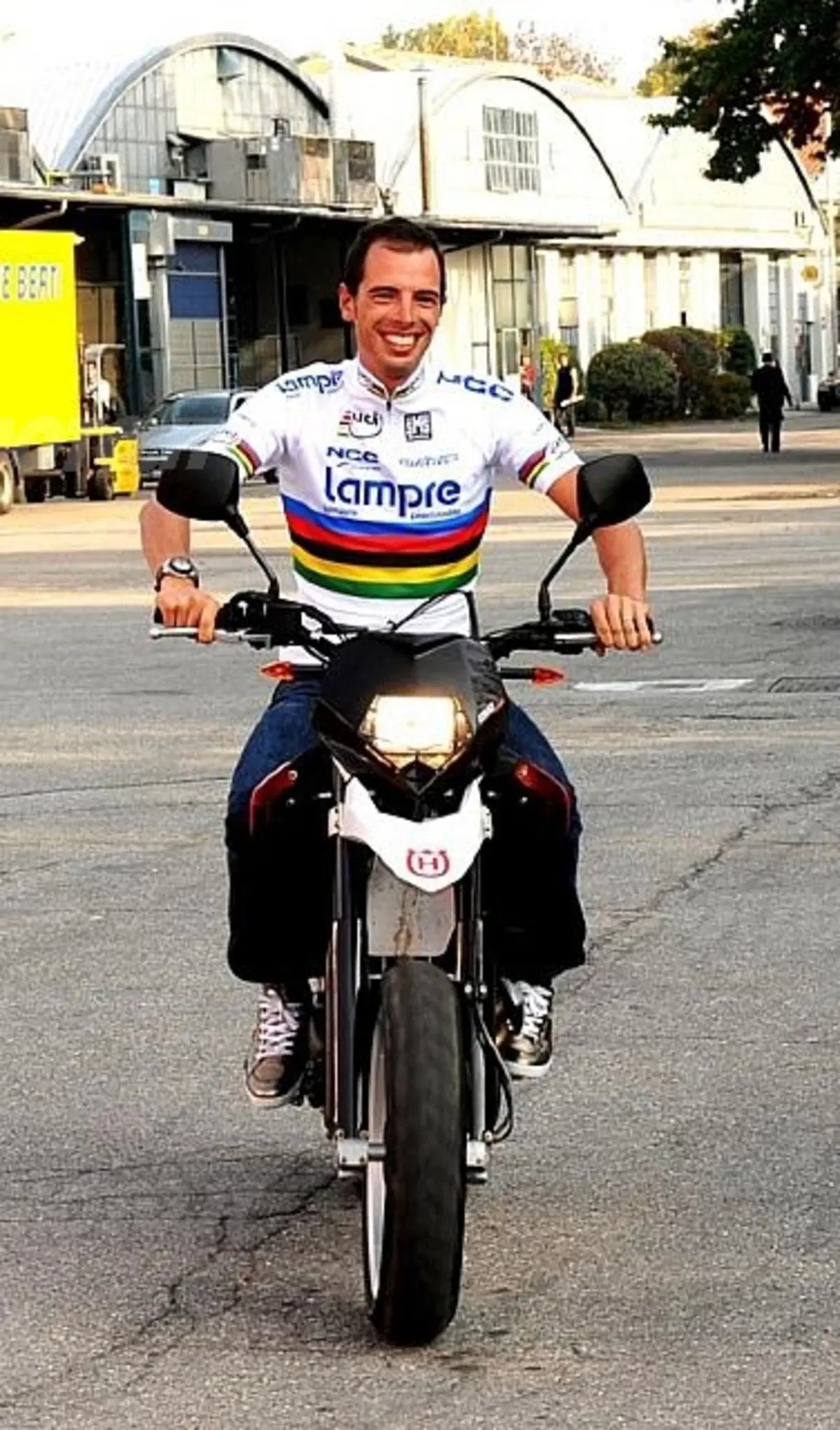 Alessandro Ballan abbandona per un giorno i pedali e ritira una fiammante Husqvarna