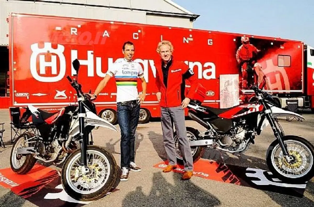 Alessandro Ballan abbandona per un giorno i pedali e ritira una fiammante Husqvarna (2)